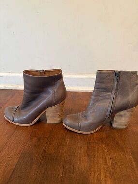 COCLICO Taupe Leather Ankle Boots with Stacked Heel